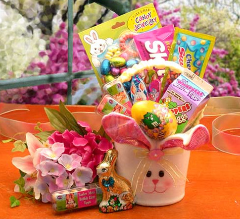 Cesta de Páscoa  com muitos doces e flores 