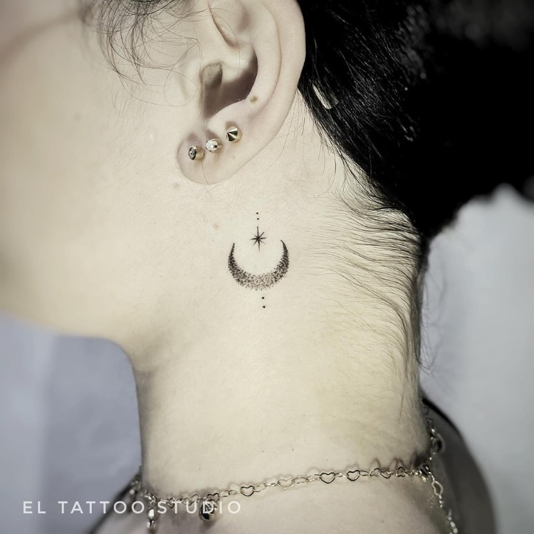 Tatuagem pequena em pescoço de lua em pontilismo 