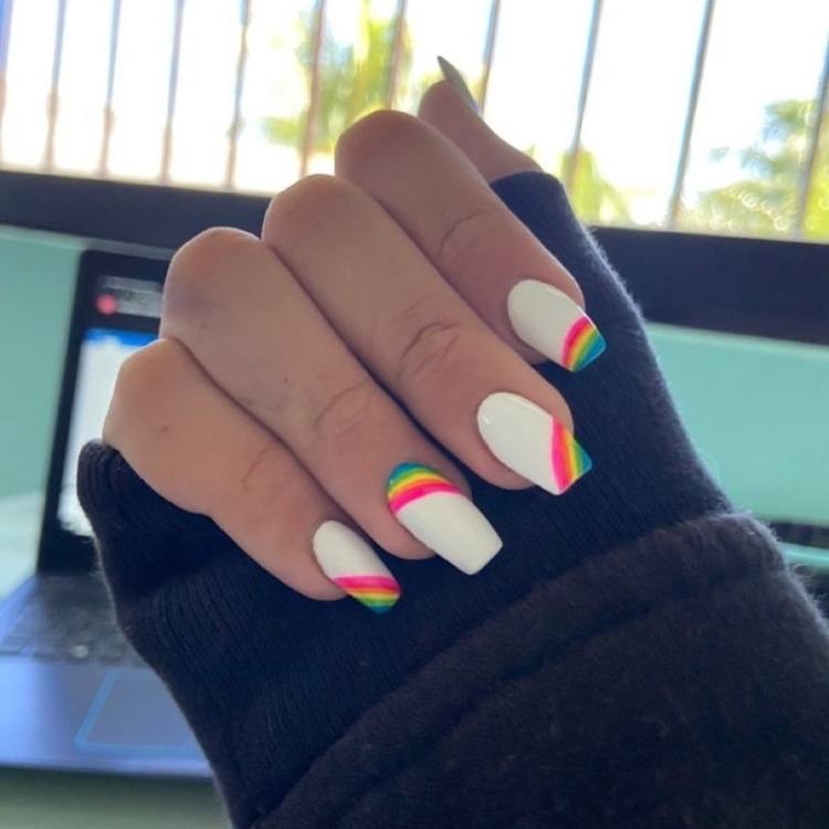Foto unhas com arco-íris nas extremidiades.