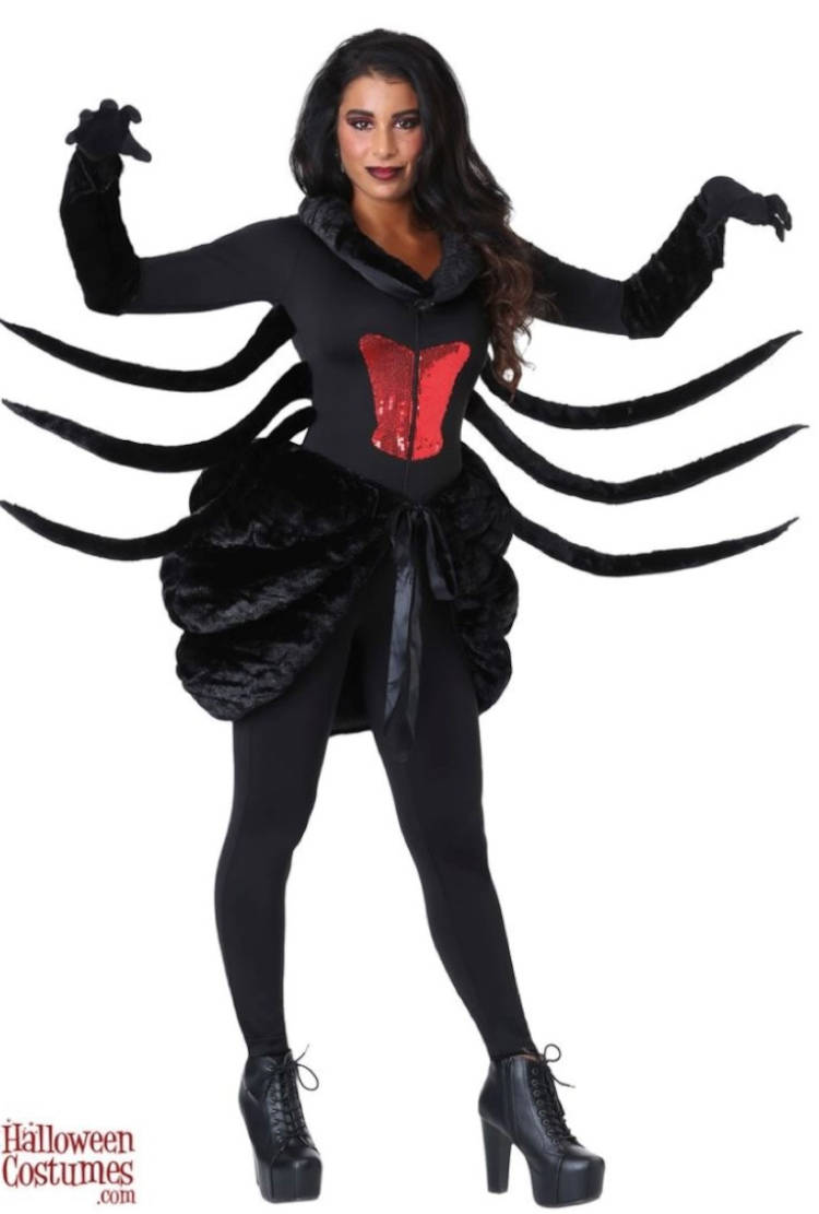 Mulher de pele morena usando fantasia preta de aranha com barriga vermelha 
