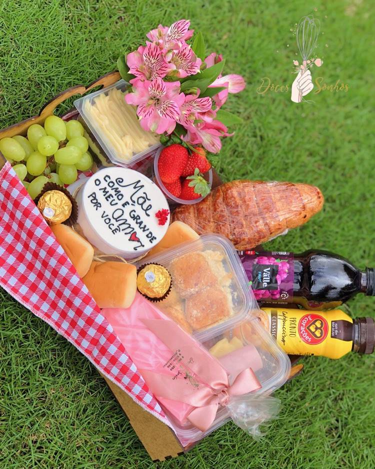 Cesta de Dia das Mães, com pães, sucos, frutas, chocolates, doces e bolo escrito, mãe, como é grande o meu amor por você