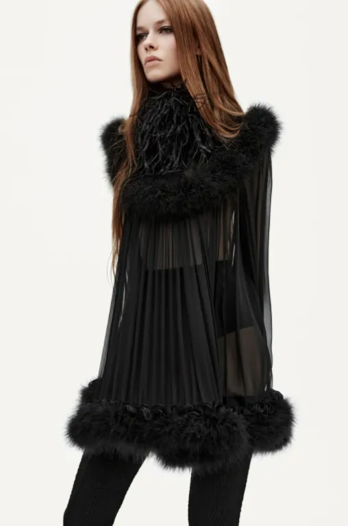 Saint Laurent SS21: Blusa transparente com plumas modelagem evasê