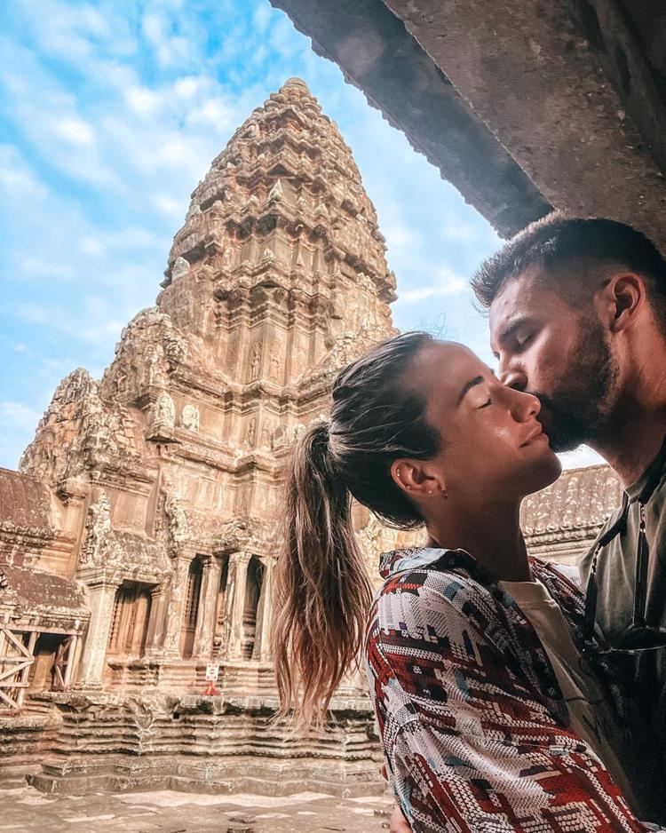 foto de casal posando em viagem