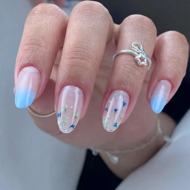 Unha almond decorada nas cores: azul, rosa natural. Desenho de: flores minusculas.