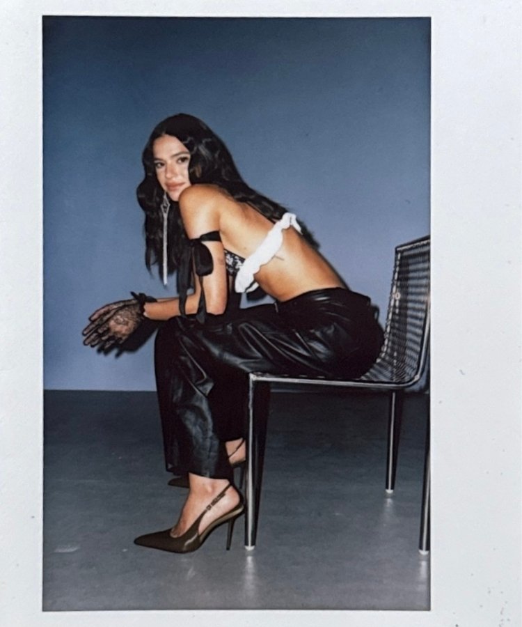 Foto de Bruna Marquezine na campanha de verão 2026 da Schutz