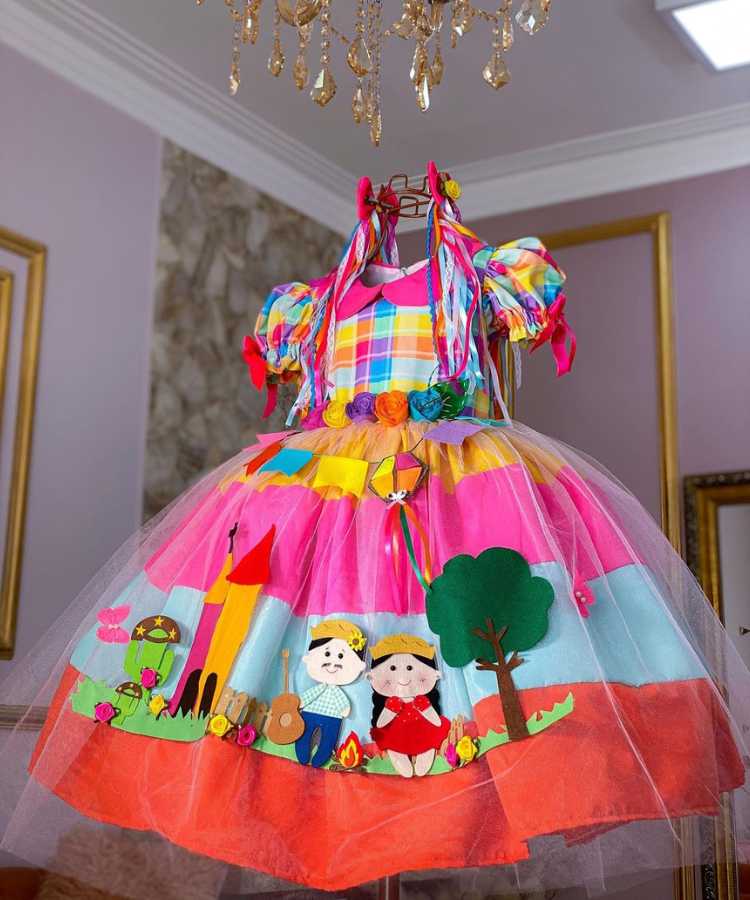 Vestido de luxo moderno para festa junina menina, com desenhos juninos, fitas, flores e babados 