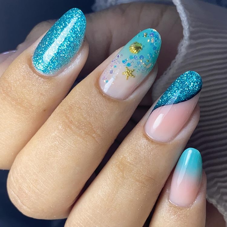 Unha azul neon decorado de mar glitter degradê e joias como estrela do mar e Conchas