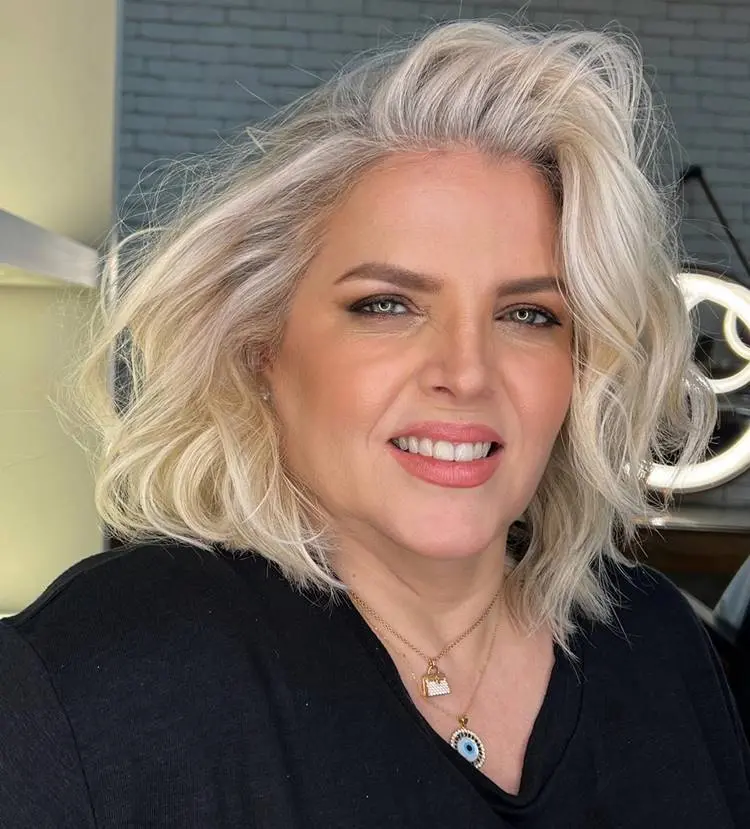 Mulher cabelo platinado