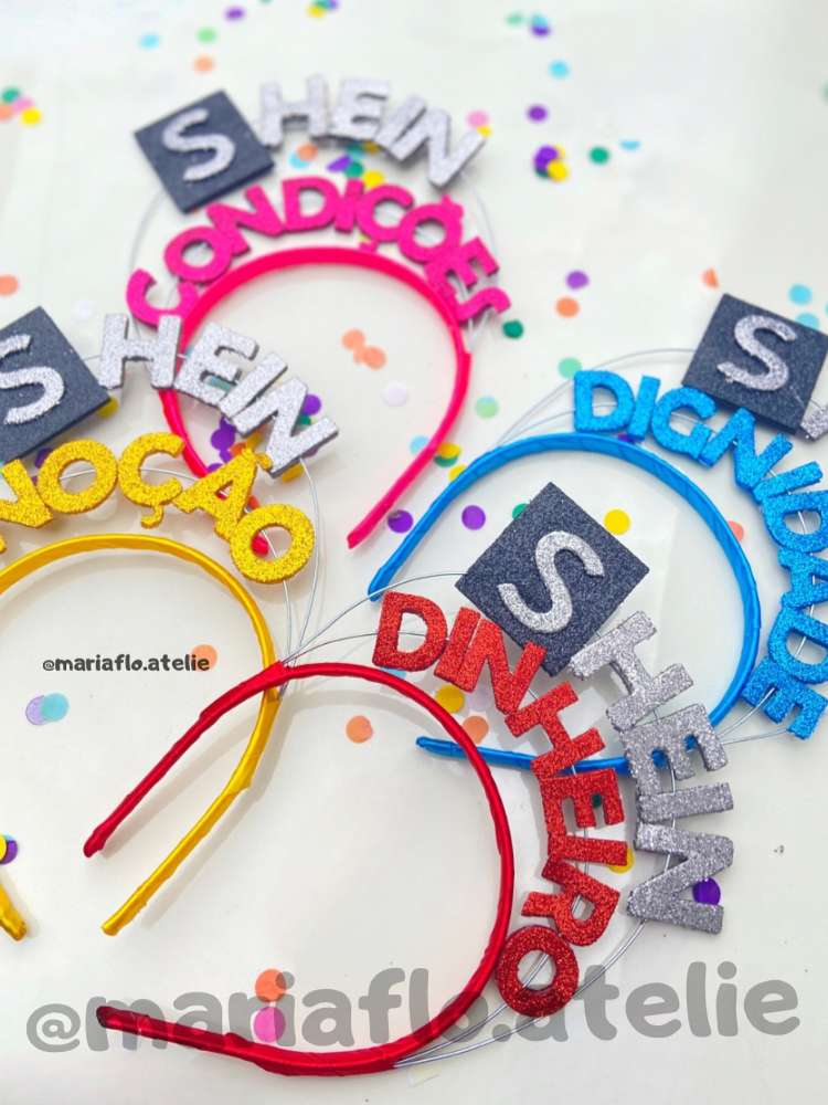 Diversas tiaras com escritos como "Shein condições" e "Shein dinheiro".