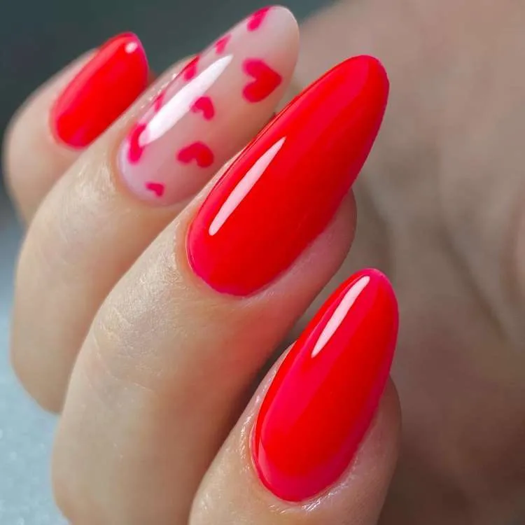 Unhas vermelhas decoradas, filha úncia nude com corações
