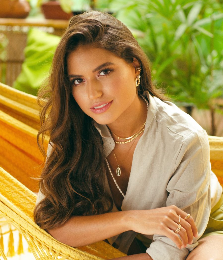A candidata do Recôncavo Bahiano ao Miss Brasil Mundo posa em frente à natureza