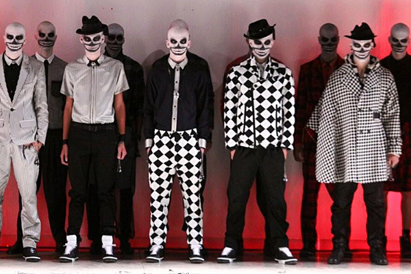 Homens maquiados de caveira, com roupas preto e branco, para o Dia das Bruxas