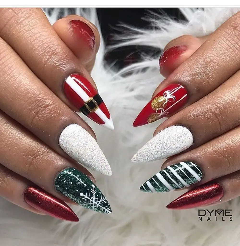 Muito natalina, unhas coloridas em vermelho verde e branco.