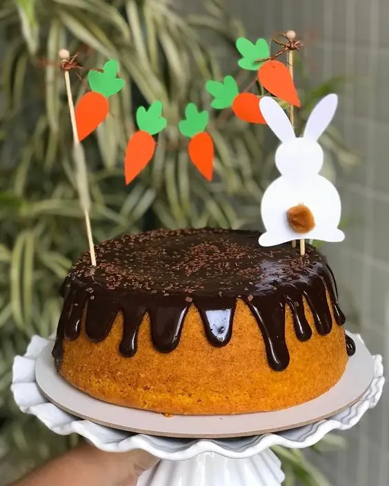 Bolo de cenoura decorado.