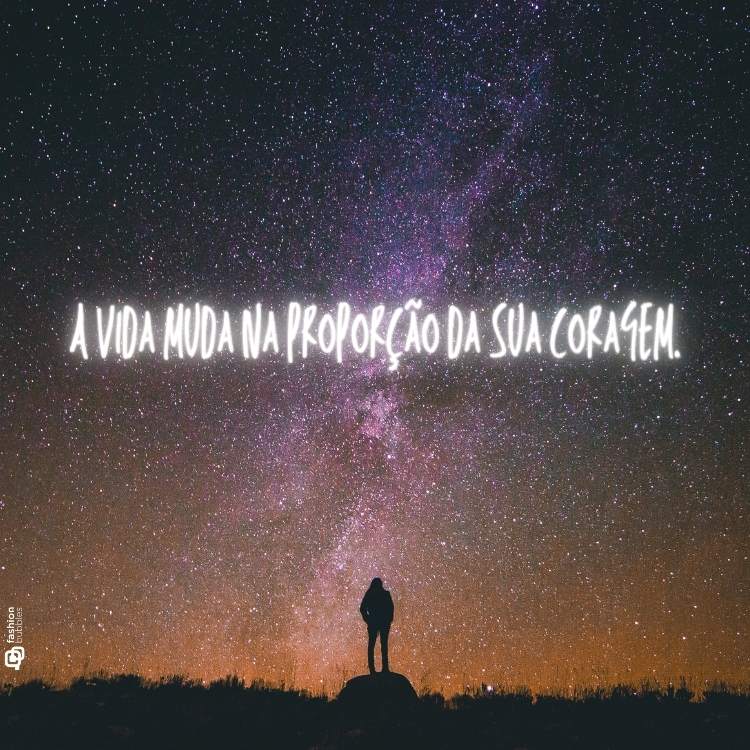 Frases de coragem escrito em foto de céu estrelado à noite com mulher no centro em cima de uma pedra