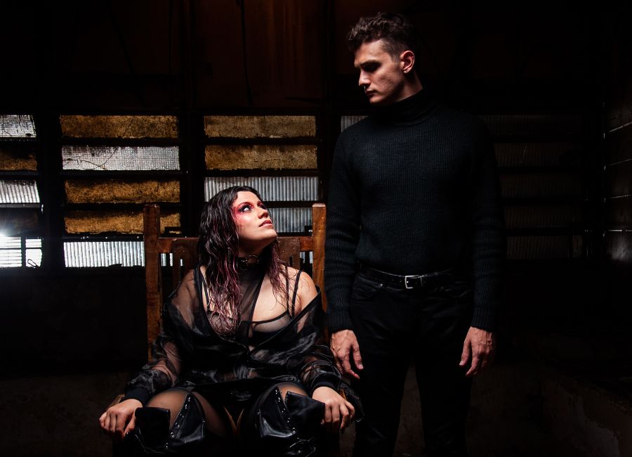ANALUIZA no clipe de Hey, seu primeiro single autoral
