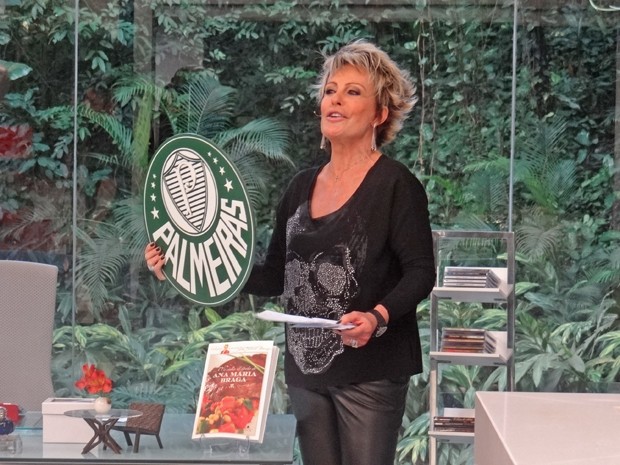 Ana Maria Braga no Mais Você com quadro do Palmeiras