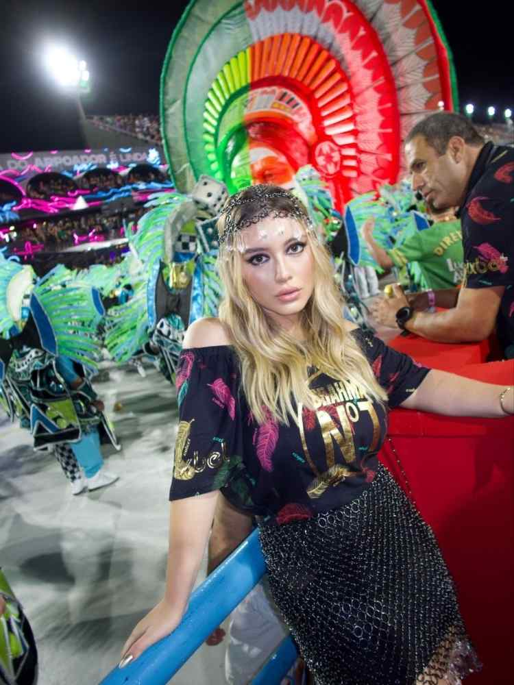 Maria Braz, filha de Silvia Braz, usa D’oro (saia e headpiece) feitas à mão, assinadas por Dani S Leao.
