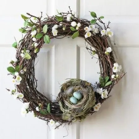 Guirlanda de galhos com flores e ninho com ovos de Páscoa