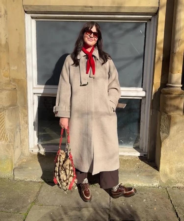 Foto de mulher usando trench coat oversized, uma das tendências para o outono inverno 2026