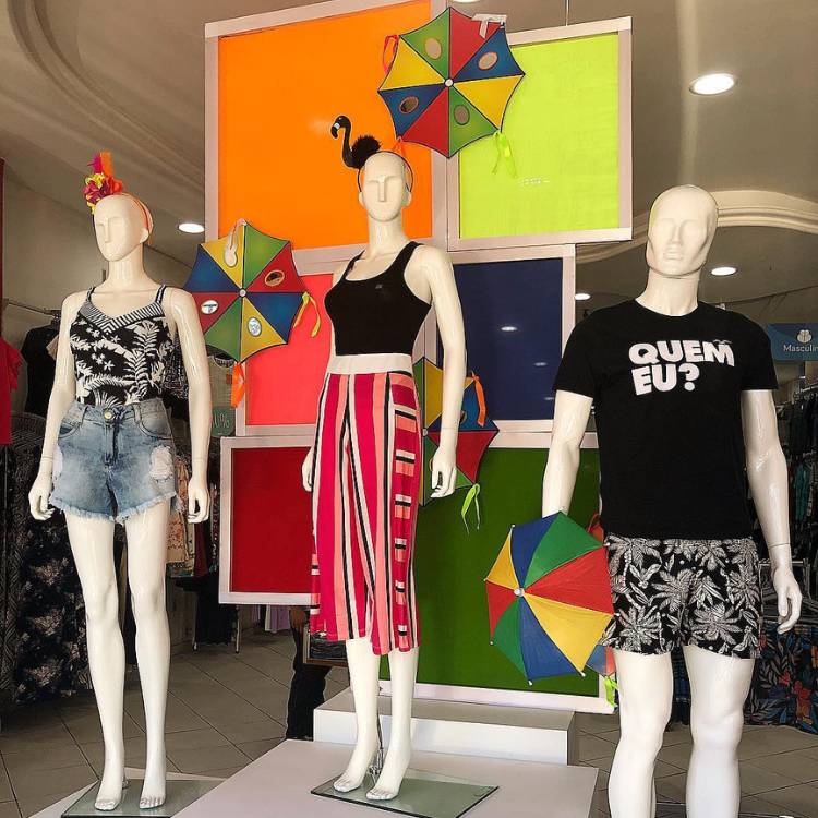 Vitrine de loja de roupas com enfeites de guarda-chuva de frevo. 