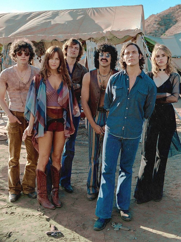 foto com personagens da série daisy jones and the six. 