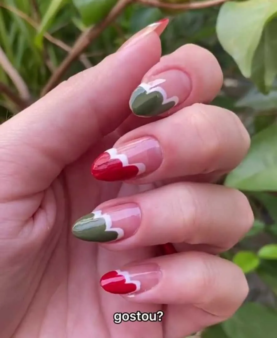 Mão de pele clara com unha almond em base e francesinha escadinha em verde e branco ou vermelho e branco