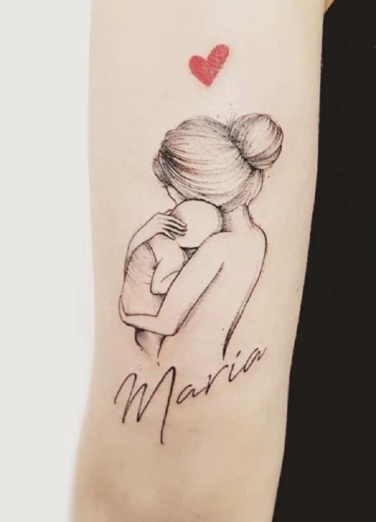 Tattoo em homenagem à filha com desenho de mãe com bebê no colo e nome "Maria"