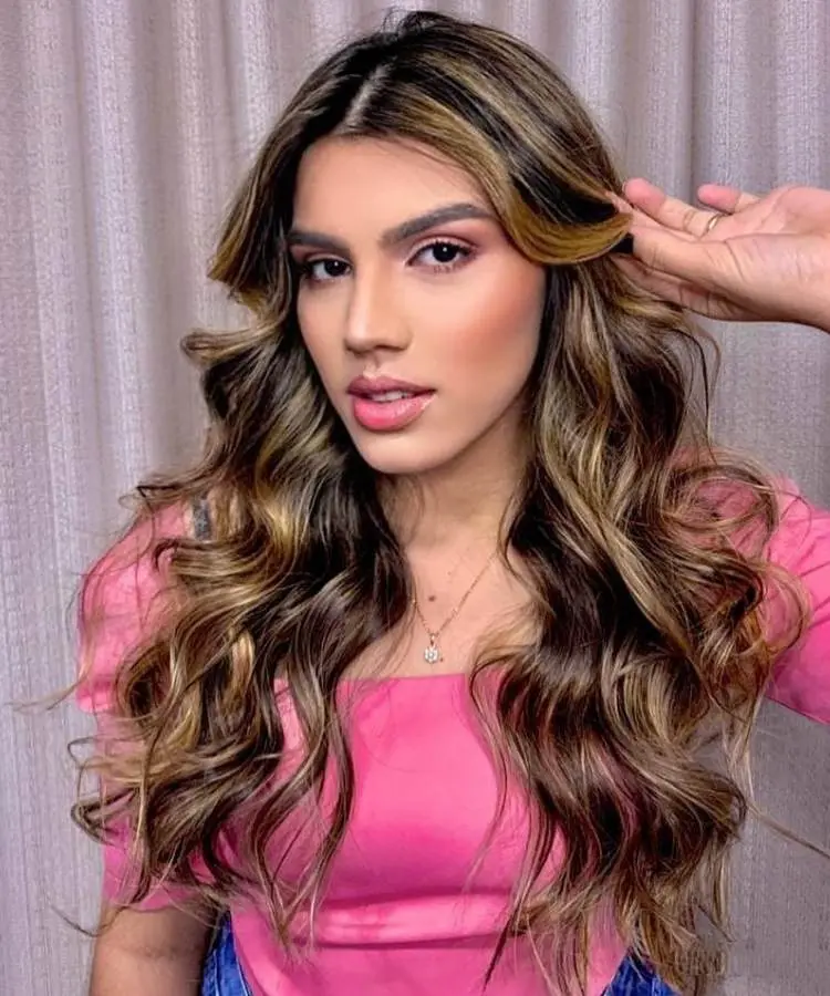 Corte cabelo ondulado iluminado longo.