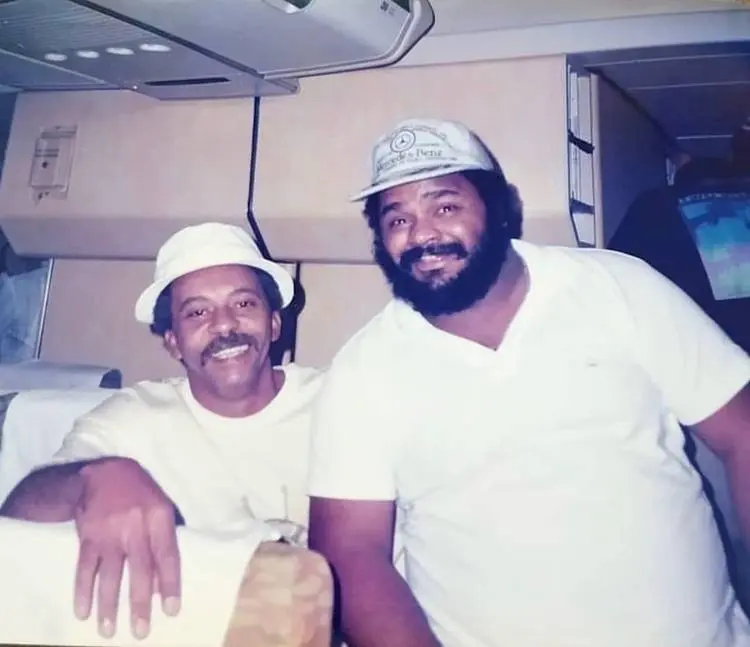 O cantor e Sereno lado a lado em veículo, em foto antiga