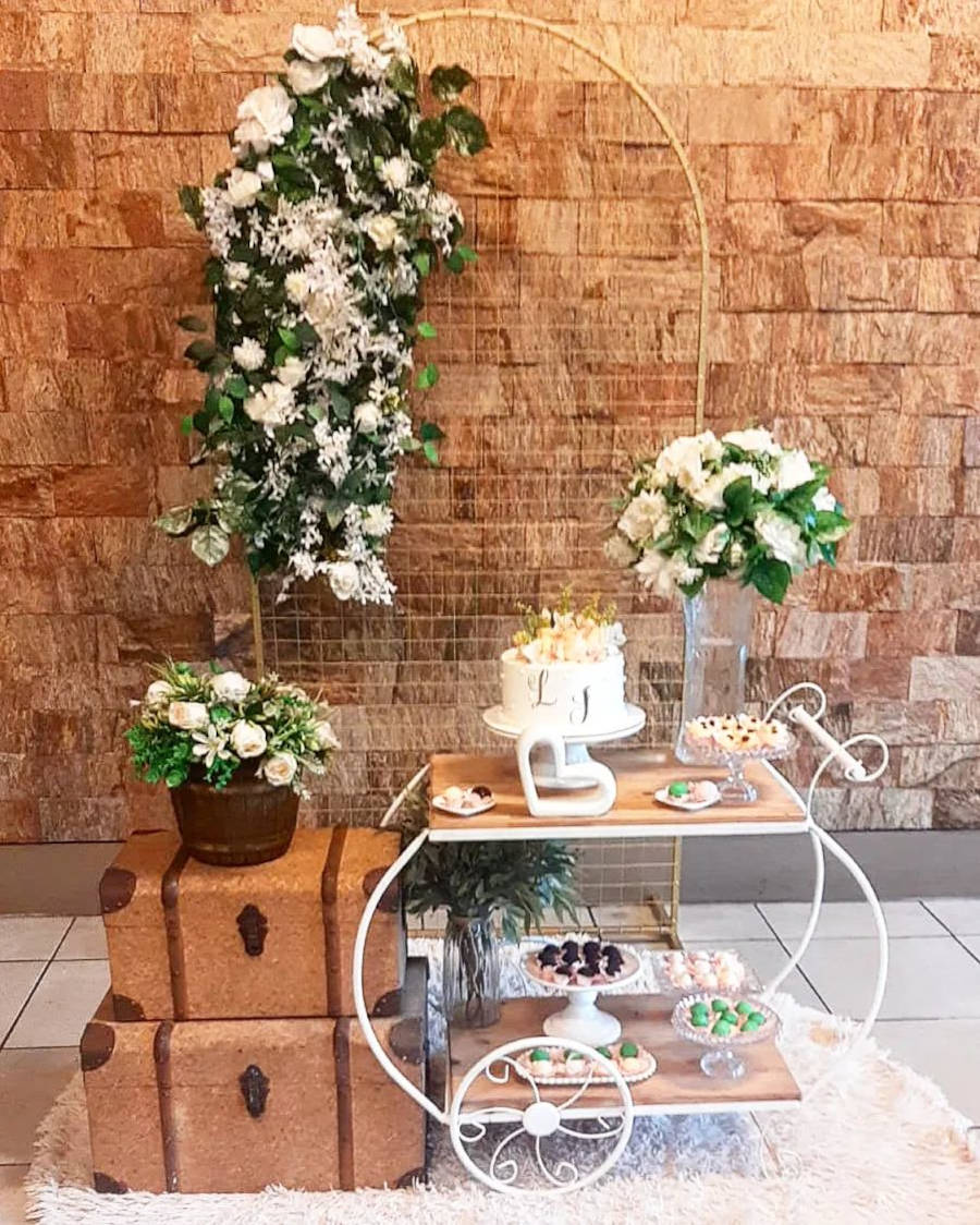Decoração de casamento simples com malas rústicas retrô.