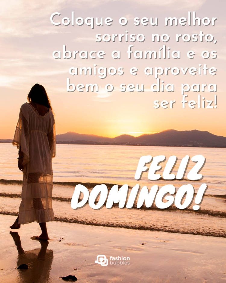 Mensagem de feliz domingo escrita sobre foto de mulher na praia olhando o pôr do sol