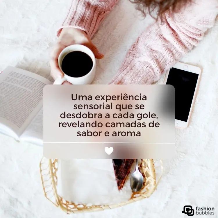 Pessoa de pele clara na cama com celular ao lado e xícara de café na mão. Ao meio, há a frase "Uma experiência sensorial que se desdobra a cada gole, revelando camadas de sabor e aroma" dentro de um retângulo