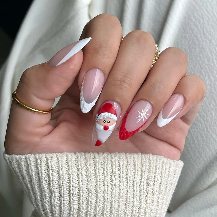 Mão com unhas decoradas para Natal, cores vermelho, branco e nude, desenho de papai noel, floco de neve e francesinha texturizada