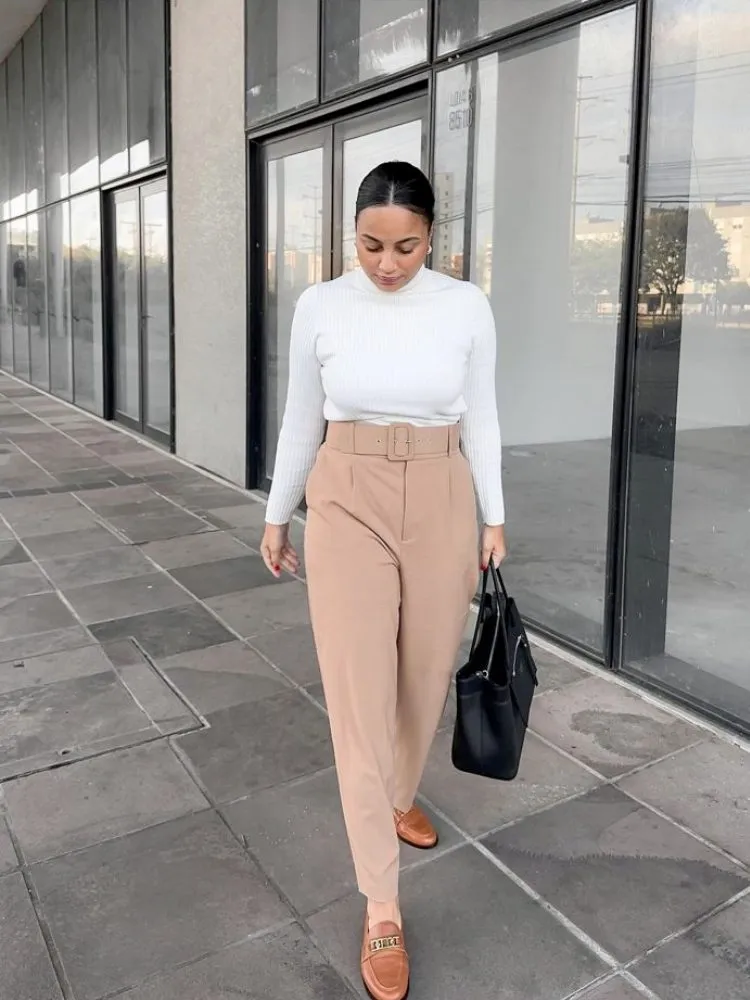 Mulher usando mocassim com calça de alfaiataria