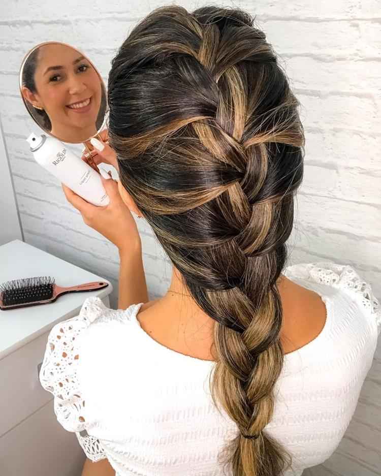 mulher de costas com trança embutida em cabelo castanho com luzes