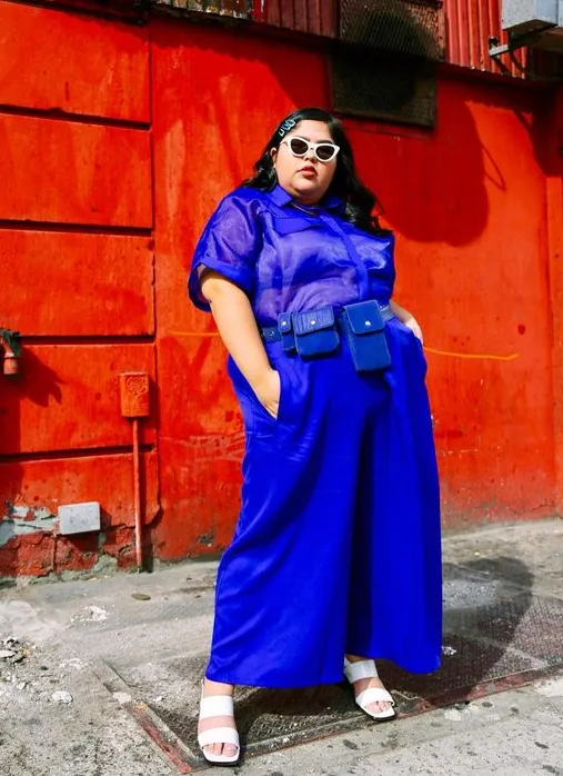 Camisa transparente, calça e cinto pochete