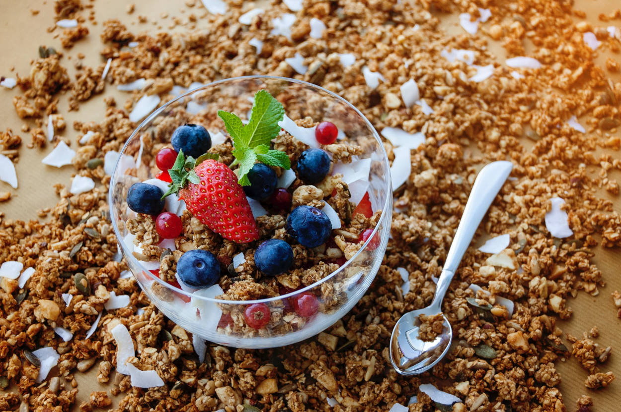 Mesa com granola espalhada.