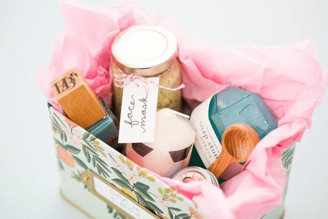 cesta com produtos para spa, como vela, sabonete, etc
