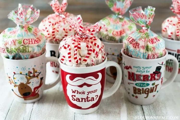 Canecas com embrulhos de doces dentro 