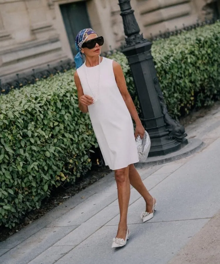 Foto de mulher usando vestido curto na cor do ano de 2026 da Pantone com bandana azul