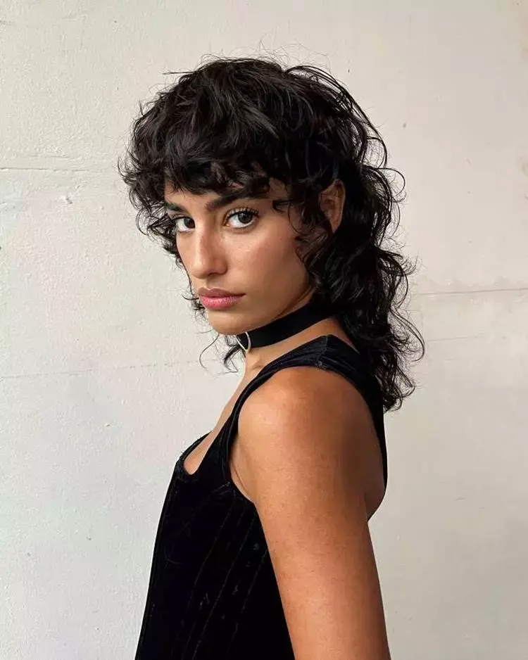 Mulher corte de cabelo mullet preto ondulado