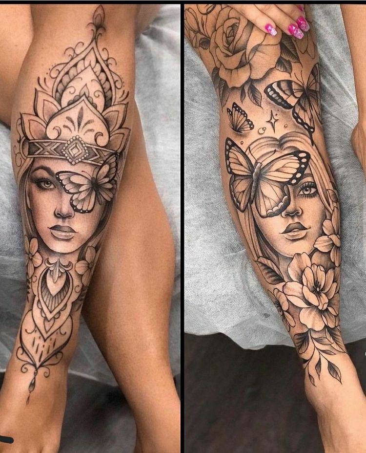 Duas pernas tatuadas com rostos, borboletas, flores e mandalas