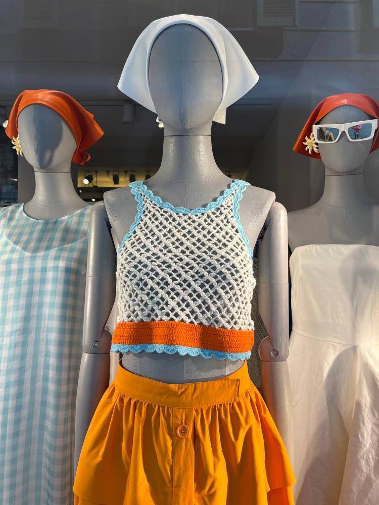 Top em crochê da Sportmax com saia laranja de pregas - Vitrine para o Verão 2023
