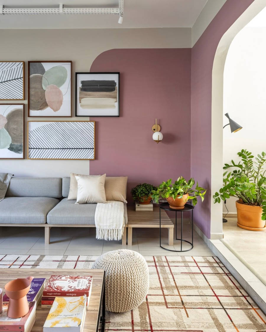Sala com abertura para varanda.