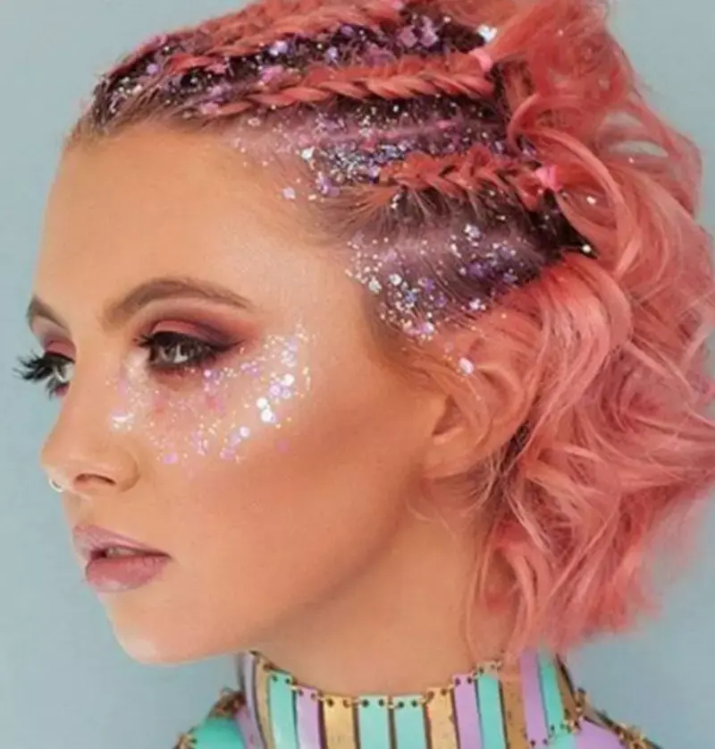 Penteado com tranças para cabelo curto e rosa
