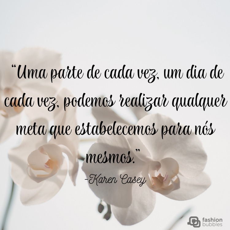 Frase de motivação no trabalho com fundo branco e flores da mesma cor no centro