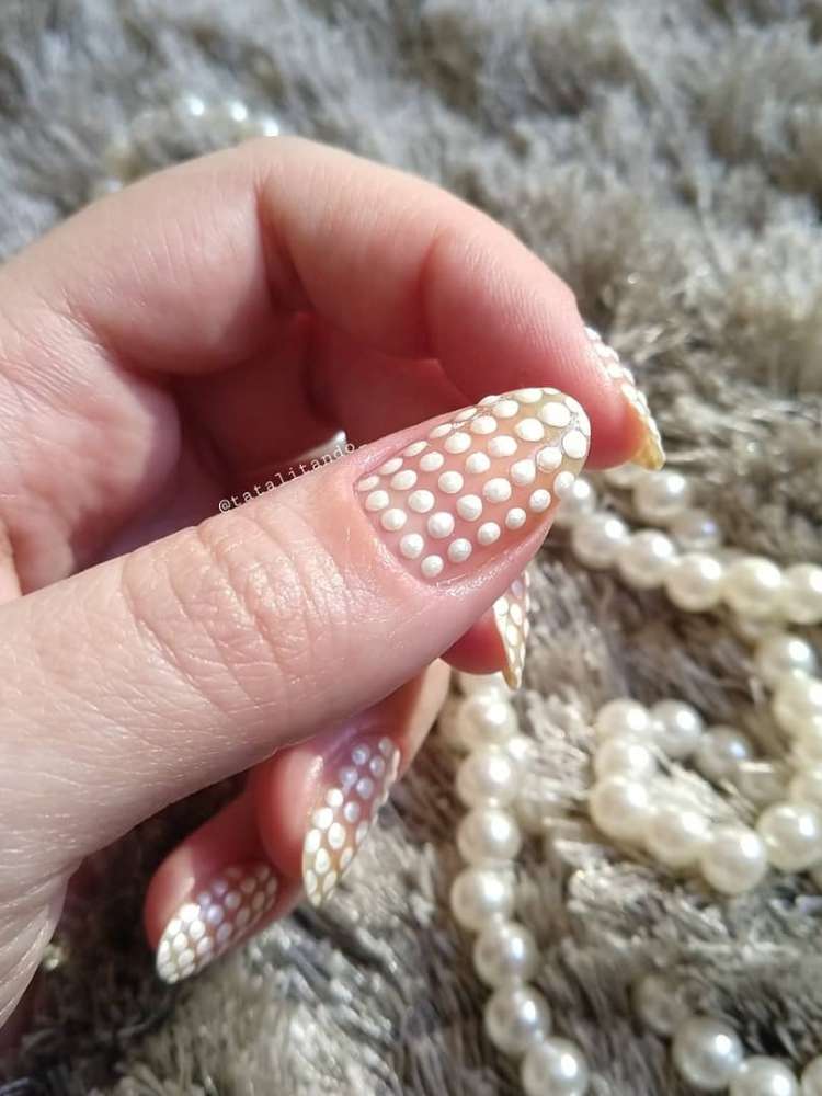 Opção de unhas com pérolas