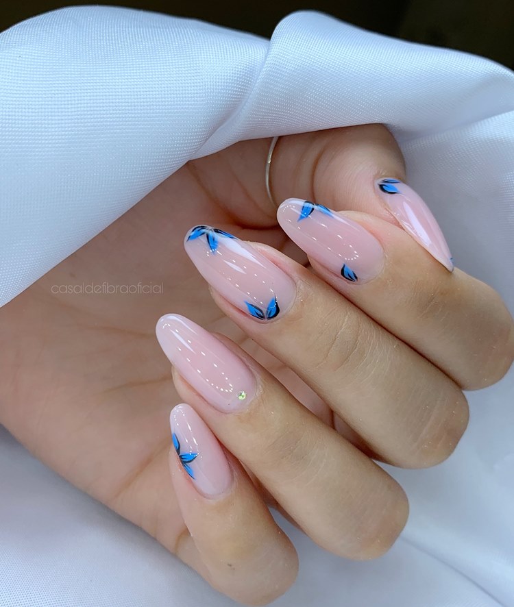 Unhas em gel rosinha com decoração de flores azuis (formato: amendoada tamanho: extra-grande)