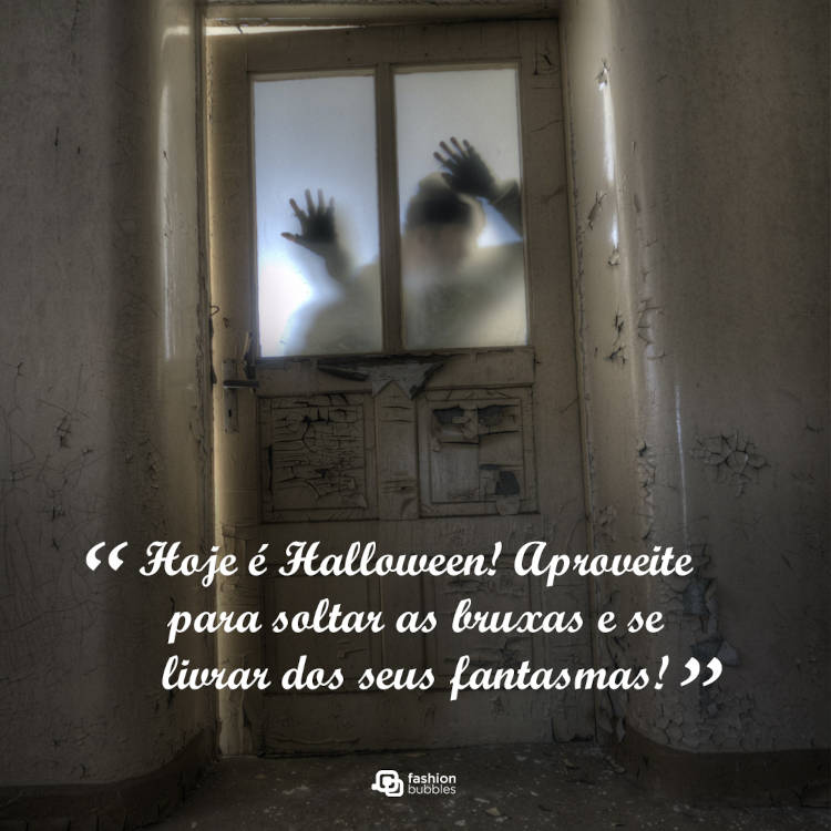 Foto de pessoas atrás de vidro de porta surrada e frase "Hoje é Halloween! Então, aproveite para soltar as bruxas e se livrar dos seus fantasmas!"